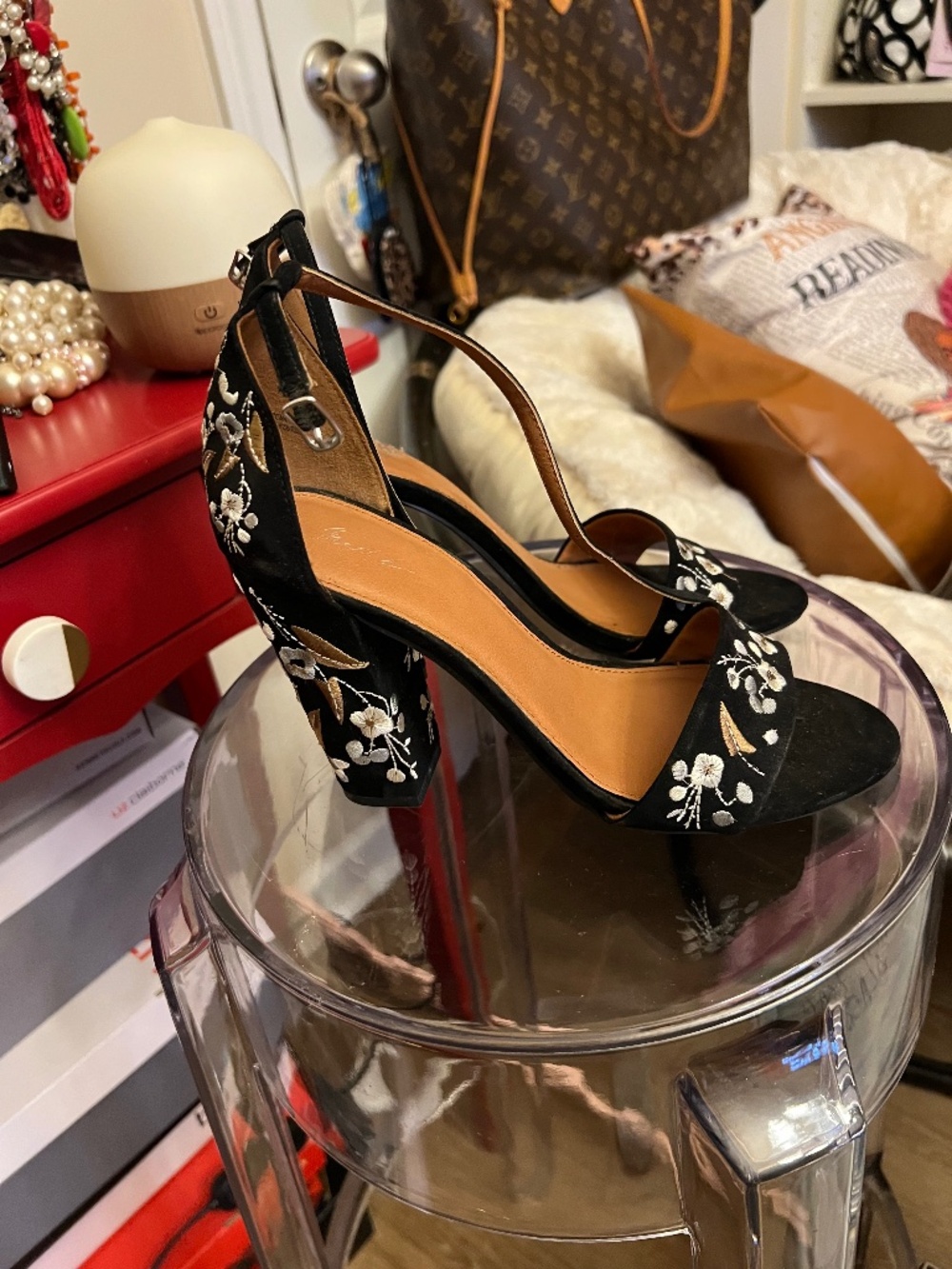 Gorgeous pair of Summer Shoes 👠 looking for a fashionista to wear.